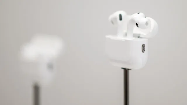 Apple pode lançar este ano novos AirPods equipados com câmaras