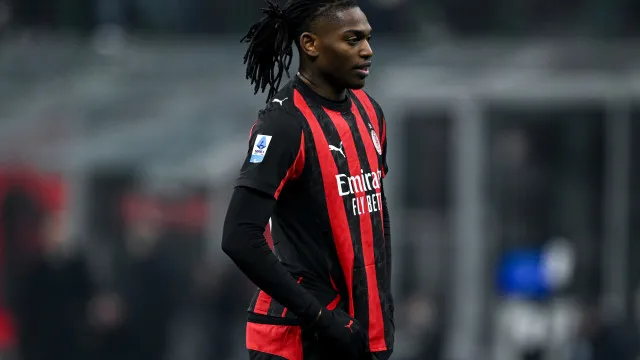 
                    Rafael Leão na porta de saída do Milan chama a atenção de 'gigante'
                
