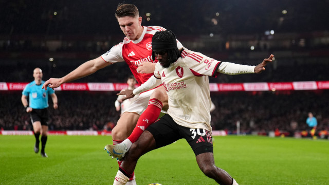 Arsenal não 'embala' Liverpool e desperdiça empate do Manchester City