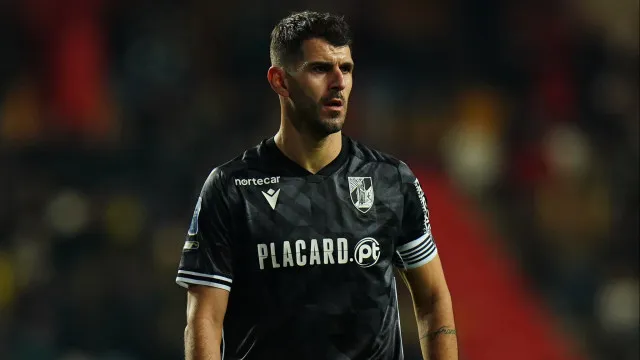 
                    Avançado internacional português Nelson Oliveira assina pelo Farense
                