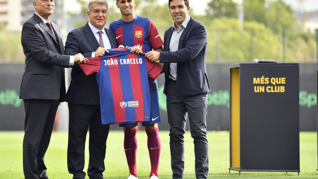 Deco confirma Cancelo no Barcelona: 