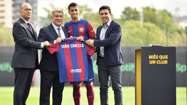 Deco confirma Cancelo no Barcelona: