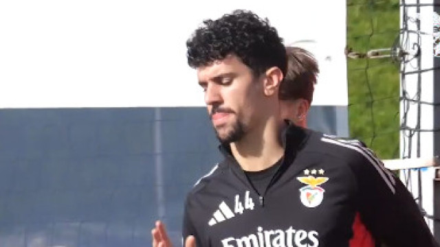 Poucos sorrisos, muito trabalho. Benfica treina após 'dura' de Mourinho