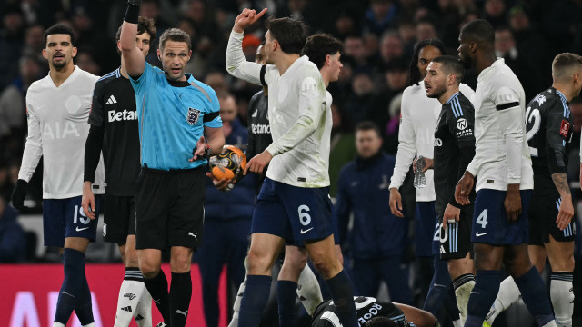 Tottenham vai de mal a pior e já nem a Taça sobra a João Palhinha