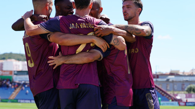 Torreense bate Farense e iguala Sporting B no pódio