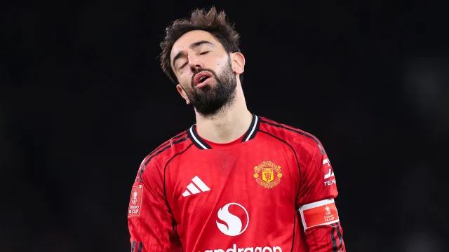 "Falhado em série". Piers Morgan aos arames com prémio de Bruno Fernandes