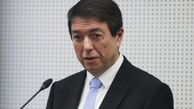 
                    Diretor do SNS afasta relação de recursos com aumento de cesarianas
                