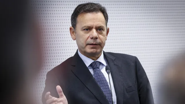 Montenegro ataca PS e Chega e assegura que não vai descontrolar contas