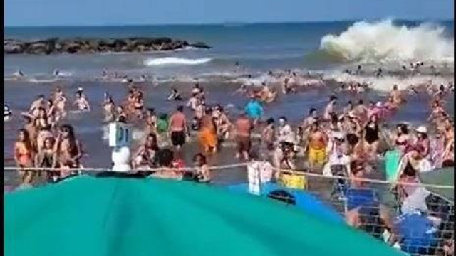 Onda gigante mata um e deixa 35 feridos em praia da Argentina; veja