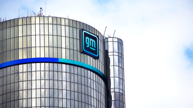 GM adapta planos, mas continua convicta de que futuro é elétrico