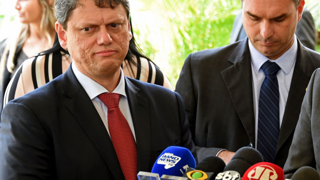 Bolsonaristas reclamam de apoio envergonhado de Tarcísio à pré-campanha de Flávio à Presidência