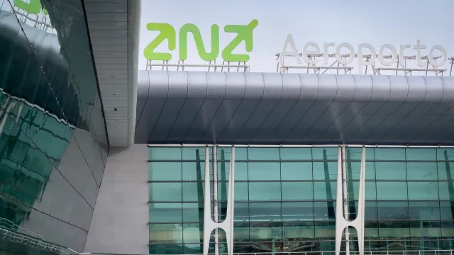 
                    Avião aterra de emergência no aeroporto do Porto. Detetado fumo a bordo
                
