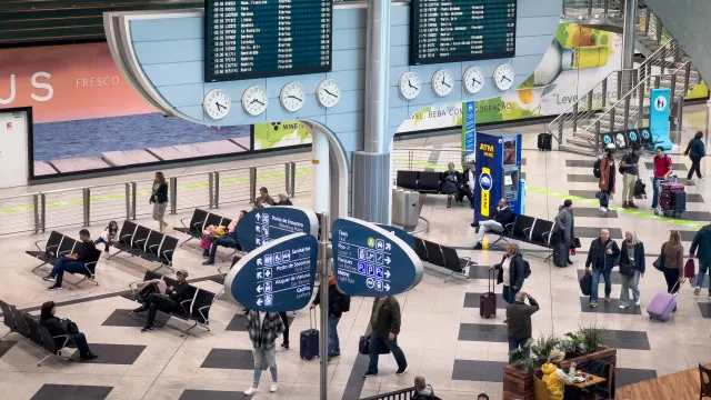 
                    Controlo de fronteiras ultrapassou duas horas no aeroporto do Porto
                