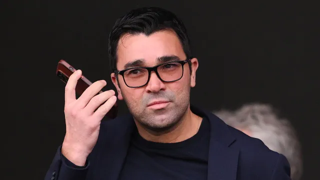 
                    Barcelona vai à 'guerra'. Deco em Madrid para dar o golpe do verão
                
