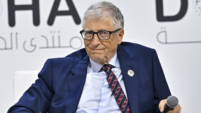 Bill Gates continua otimista com IA, mas admite