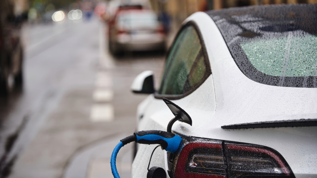 Governo simplifica transformação de carros a combustão em elétricos