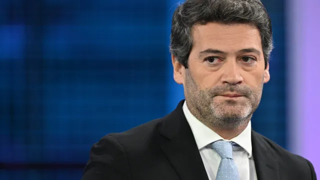 
                    Chega insiste na descida dos impostos e acusa Montenegro de hipocrisia
                