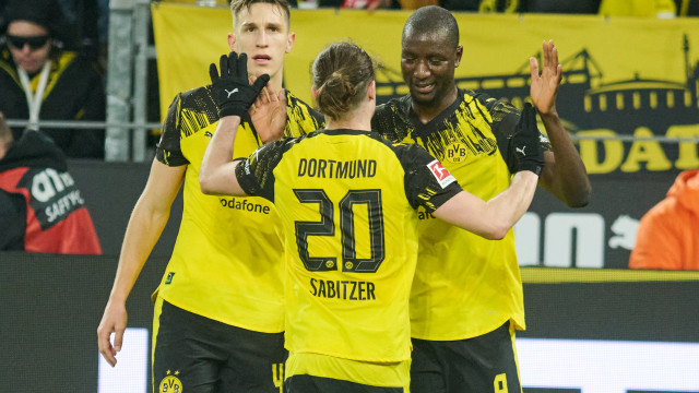 Borussia Dortmund ganha na Liga alemã, Estugarda também