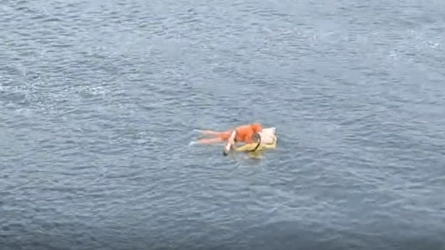 Pescador resgatado após passar 18h à deriva agarrado a arca. Pai morreu