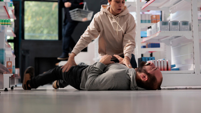 Concorrente de reality show sofre convulsão em direto. O que fazer?