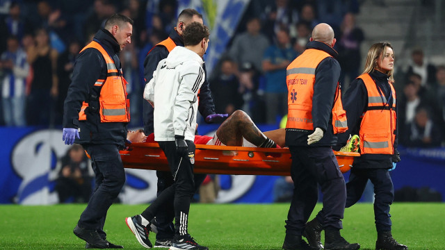 Soam os alarmes para Mourinho. Ríos sai de maca e é baixa no Benfica