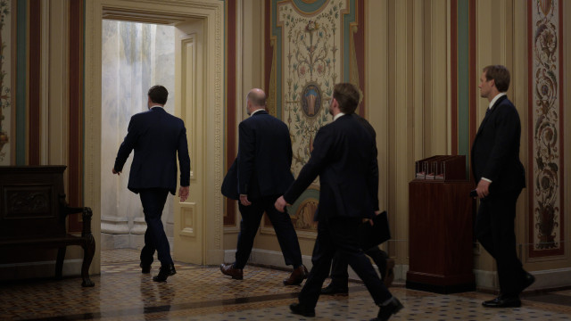 Resolução para limitar poder de Trump de ordenar mais ataques chumbada