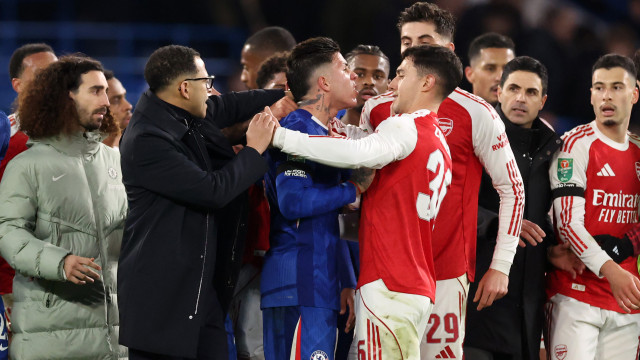 Enzo Fernández perde a cabeça e até o treinador teve de intervir