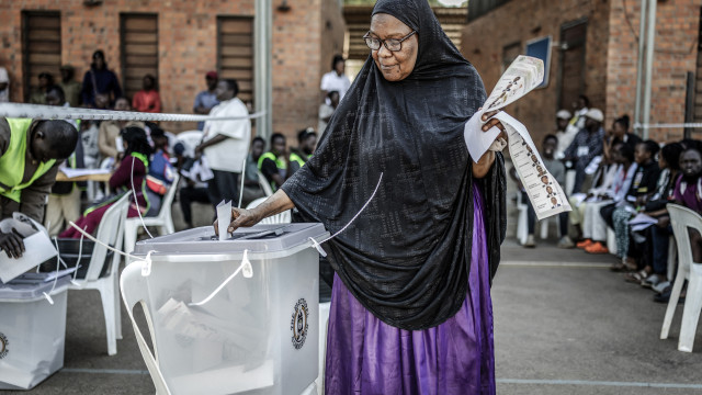 Uganda: Várias mesas de voto por abrir. Há falta de boletins e anomalias