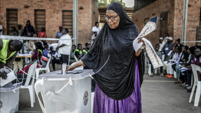 Uganda: Várias mesas de voto por abrir. Há falta de boletins e anomalias