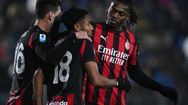 Rafael Leão volta a dar 'show' na vitória do AC Milan e pressiona o Inter