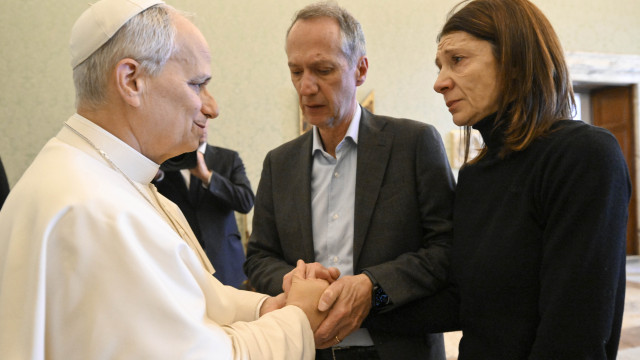 Veja: Papa Leão XIV conforta famílias de vítimas do incêndio em bar suíço