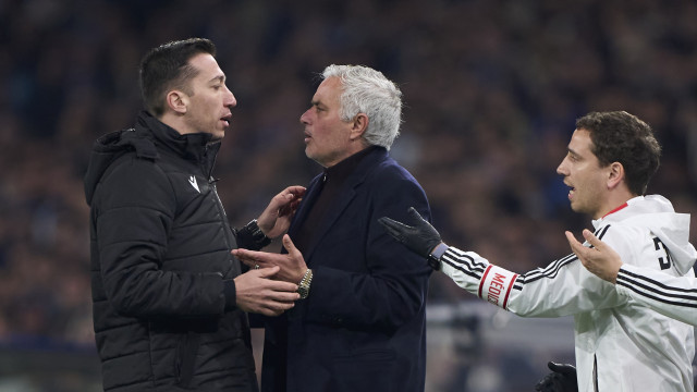 Mourinho ilibado na queda do Benfica no Dragão: 