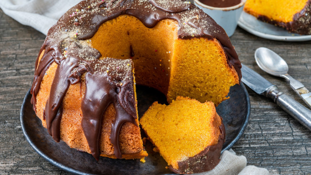 O que rima com chuva? Este bolo de cenoura com cobertura de chocolate