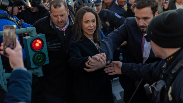 Após entregar medalha, Nobel da Paz diz que será presidente da Venezuela