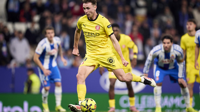 Girona bate Espanyol com dois penáltis e sobe à primeira metade da tabela