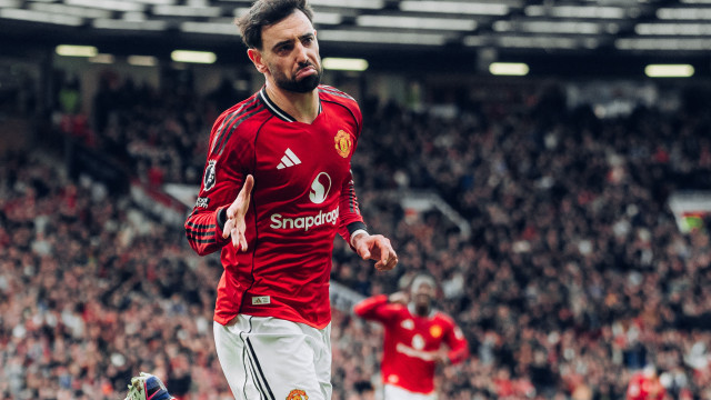 Um, dois, três. Teimosia de Bruno Fernandes resolve o dérbi de Manchester