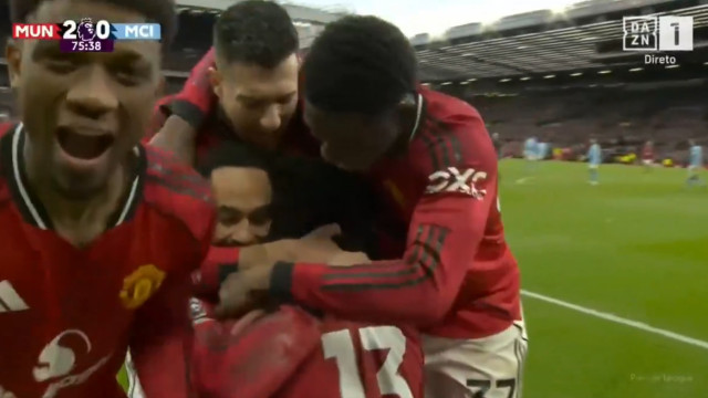 Manchester United já festeja no pós-Amorim. Os golos da vitória no dérbi