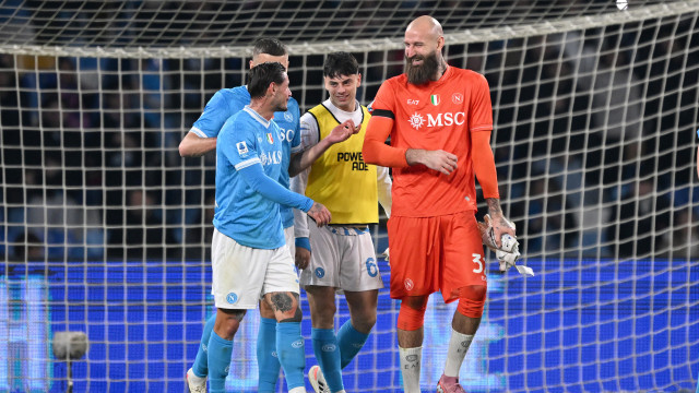 Napoli regressa às vitórias na corrida pelo bicampeonato em Itália
