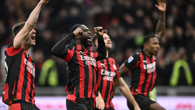 Rafael Leão ajuda AC Milan a subir ao segundo lugar da Serie A