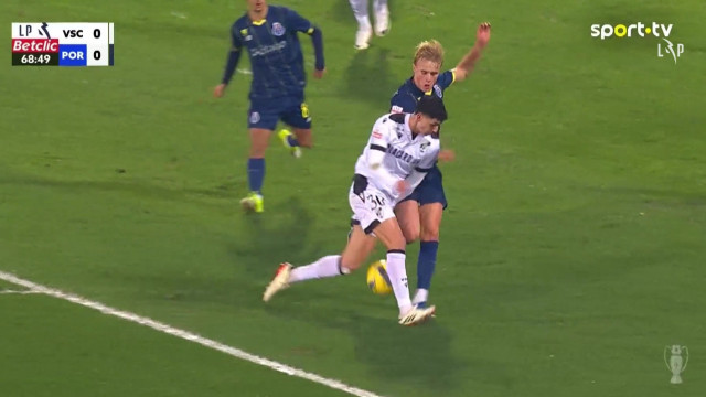 Vitória SC pediu penálti contra FC Porto nestes lances. Árbitro 'ignorou'