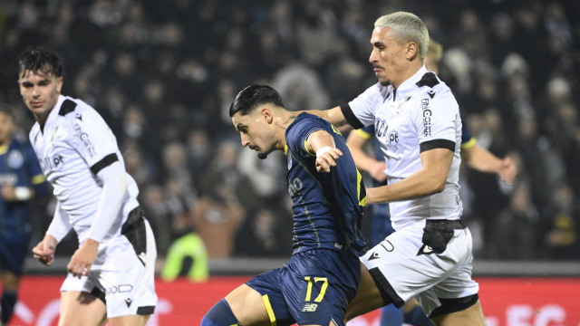 Arbitragem do Vitória-FC Porto visada: