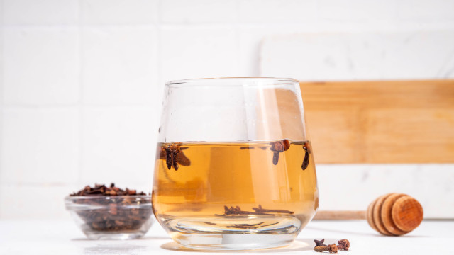 A infusão barata que melhora o sono e reduz a inflamação em pouco tempo