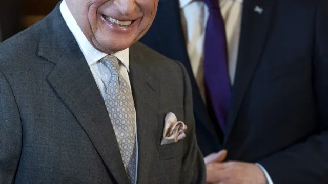 Cama, whisky e papel higiénico: Os luxos de Carlos III em viagem