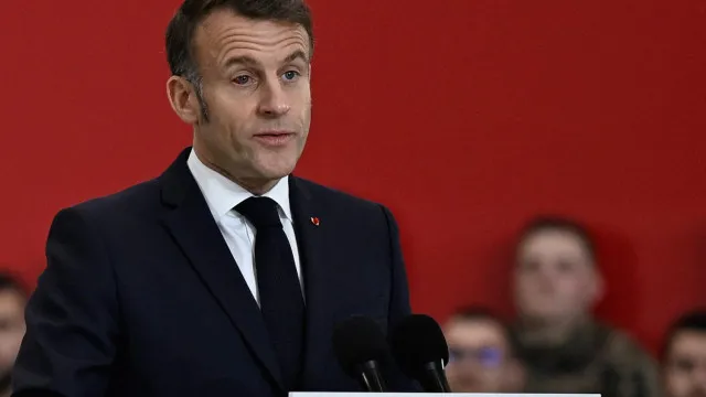 
                    Macron preocupado com fragilidade do cessar-fogo entre Israel e Hezbollah
                