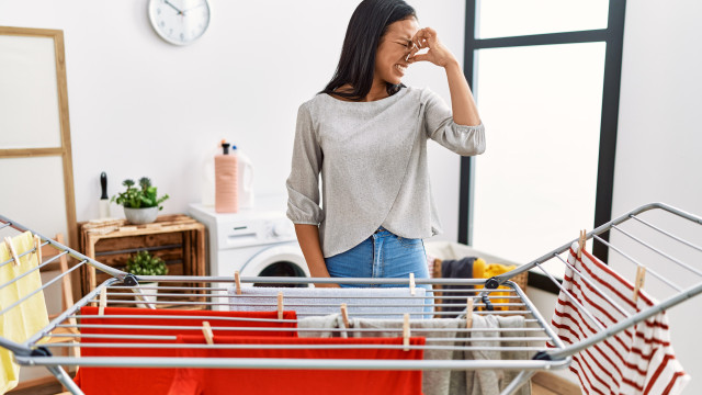 Roupas com cheiro desagradável depois de lavar? Eis as razões
