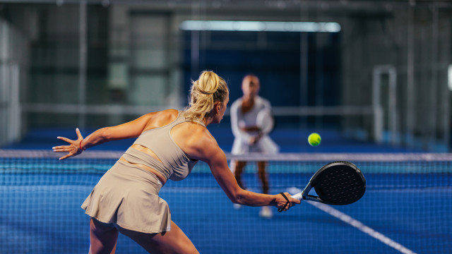 O estilo também conta! Mas sabe porque é que se usa saia no padel?