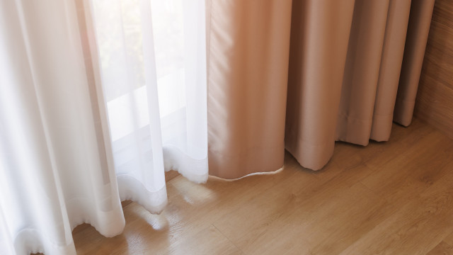 O truque para limpar o pó dos cortinados com uma meia de vidro