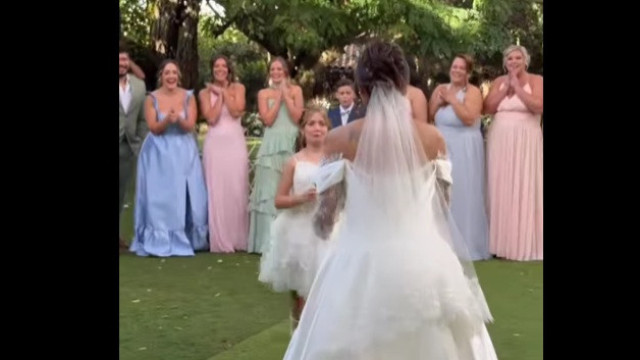 Reação de menina ao ver a mãe vestida de noiva viraliza. Casamento foi cá