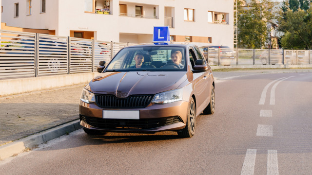 Tirar carta com tutor em vez de instrutor. O que poderá vir a mudar?