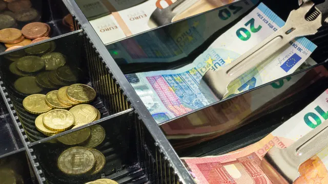Comprar bens essenciais custa menos pela primeira vez desde março